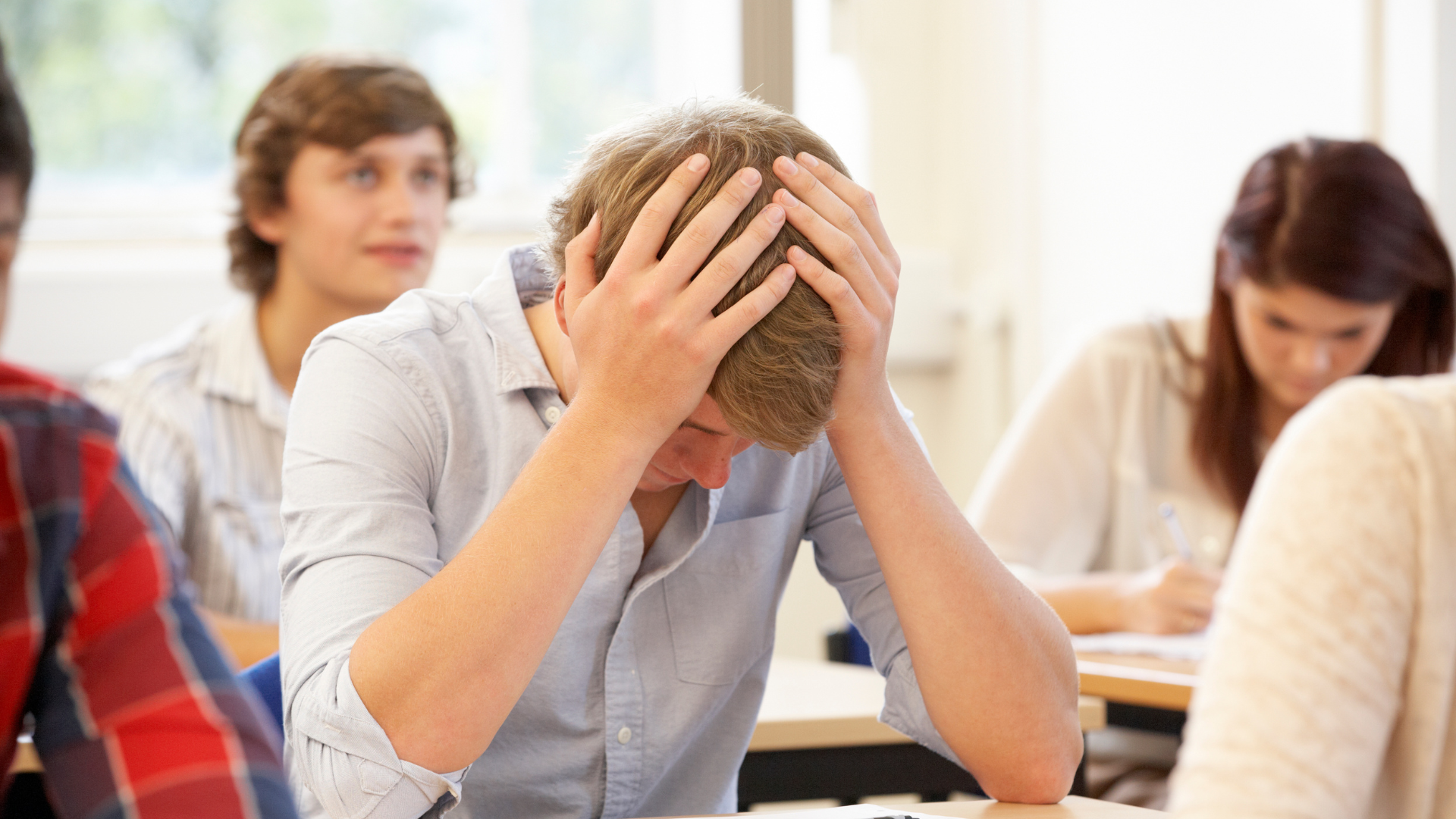 Stress among college students. Студент держится за голову. Подросток держится за голову. Трудности студентов. Подросток схватился за голову.